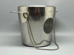 METAL - Clássico balde de gelo em aço inoxidável. A peça apresenta acabamento escovado/polido, alças laterais com corrente decorativa e um belo brasão em relevo da marca "Brahma Light" aplicado na parte frontal. Med. 20x30x20 cm. Marcas do tempo e de uso.