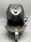 DIVERSOS - Fritadeira sem óleo Philco, modelo Air Fry Saúde Inox, com capacidade de 3,2 litros. Apresenta corpo em acabamento preto com painel superior em aço escovado, controles manuais de temperatura e timer. Não testado e sem garantia.