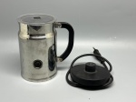 DIVERSOS - Espumador e aquecedor de leite elétrico da marca Nespresso, em acabamento metálico brilhante com gravação em relevo na base do corpo, alça lateral preta e tampa transparente com detalhe do logotipo. Acompanha a base elétrica original com cabo e tomada. Não testada e sem garantia.