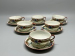 PORCELANA - Delicado conjunto de seis xícaras de chá com os respectivos pires em porcelana oriental finíssima do tipo "casca de ovo" (eggshell porcelain), caracterizada pela leveza e translucidez acentuada. As peças apresentam decoração policromada delicadamente pintada à mão com motivos florais e folhagens sobre galhos, complementados por faixas texturizadas em tons dourados e arremates em vermelho nas bordas. Med. 4,5x11x9 cm e 13 cm. Marcas do tempo e de uso.