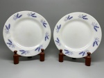 COLOREX - Par de pratos rasos fabricados em vidro opalinado, sendo um raso e um fundo com abas decoradas por delicados ramos e espigas de trigo estilizados em tom azul cobalto. O verso de uma das peças apresenta a marca de fabricação em relevo da Colorex com as inscrições "IND. BRAS." e "MARCA REG.". Dia. 23 cm. Marcas do tempo e de uso.