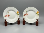 PORCELANA - Lote de 2 pratinhos decorativos, decorado com flores policromadas. Dia. 16 cm.