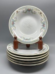 PORCELANA - Conjunto de 6 pratos fundos, decorado com flores policromadas e frisos dourados. Dia. 21 cm. Desgastes e bicados.