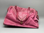 ACESSÓRIOS - Bolsa em coura rosa. Med. 23x35 cm. Desgastes.