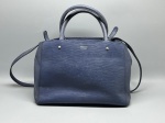 ACESSÓRIOS - Bolsa em couro azul, texturizada. Med. 23x30 cm. Desgastes.