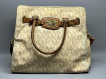 ACESSÓRIOS - Bolsa em couro Michael Kors, texturizada. Med. 31x35 cm. Desgastes.