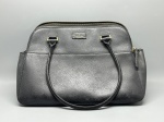 ACESSÓRIOS - Bolsa em couro Kate Spaden. Med. 25x35 cm. Desgastes.