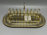 METAL - Suporte para torradas/pães com bandeja em metal espessurado à prata, medindo 12 x 29 x 16 cm. Apresenta marcas naturais do tempo e marcas de uso.
