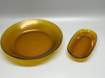 DURALEX - Conjunto de peças em vidro âmbar composto por prato fundo (medindo 5 x 28 cm) e travessa oval (medindo 3 x 21 x 11 cm), apresentando leves desgastes naturais do tempo e marcas de uso.