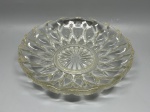 DEMI CRISTAL - Prato pudim em demi-cristal com lapidação em relevo, medindo 5 x 25 cm, apresentando leves desgastes naturais do tempo e marcas de uso.