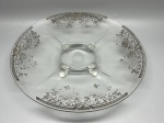 DEMI CRISTAL - Prato alto para bolo em demi-cristal com pintura prateada, medindo 6 x 37 cm, apresentando leves desgastes naturais do tempo e marcas de uso.
