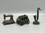 DIVERSOS - Lote com 3 antigos apontadores de lápis em metal envelhecido, compostos por miniatura de máquina de costura, carruagem e saxofone, apresentando leves desgastes naturais do tempo e marcas de uso.