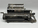 DIVERSOS - Antiga máquina de calcular mecânica de mesa da marca Robert Kling Wetzlar GmbH (Abt. Büromaschinenbau), modelo Konti, estruturada em metal com acabamento martelado escuro, dotada de seletores deslizantes e cilindro de totalizadores com inscrições de marcas de fabricação e numeração, medindo 15x30x15 cm, apresentando desgastes naturais do tempo, oxidações e poeira de guarda.