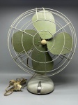 DIVERSOS - Antigo ventilador de mesa de quatro pás em metal, estruturado em ferro e carcaça esmaltada, dotado de grade de proteção circular e seletor de velocidades na base (Desl./Alta/Baixa), medindo aproximadamente 54x36 cm, encontrando-se funcionando e silencioso, porém sem garantia de funcionamento futuro, apresentando desgastes naturais do tempo, oxidações e marcas de uso.