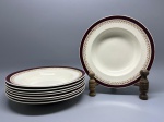 FAIANÇA - Conjunto de 8 pratos fundos de faiança inglesa da marca Alfred Meakin, medindo 22,5 cm de diâmetro cada. Apresentam abas decoradas com faixa em tom bordô, friso com motivos estilizados em dourado sobre fundo creme, além de belo efeito craquelê característico da pasta cerâmica de época. Peças marcadas no verso, ostentando desgastes naturais do tempo, pequenas manchas e marcas de uso.