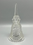 CRISTAL - Sino em vidro transparente trabalhado, com lapidação geométrica em relevo e detalhes decorativos em relevo representando pássaros, apresentando cabo alto e esguio facetado. A peça encontra-se em bom estado de conservação, porém sem o badalo, ostentando desgastes naturais do tempo e marcas de uso.
