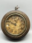 RELÒGIO - Despertador de parede antigo modelo "Apex Automatic", fabricado pela The Ansonia Clock Co. (U.S.A.), com caixa circular em madeira e mostrador em tom envelhecido com algarismos arábicos e submostrador auxiliar. A peça apresenta desgaste acentuado pelo tempo, oxidação na tampa traseira e pátina original de uso. No estado.