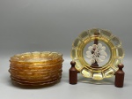 DEMI CRISTAL - Conjunto de10 pratinhos para sobremesa em vidro âmbar com efeito iridescente (carnival glass), em excelente estado de conservação. Cada peça apresenta borda trabalhada em gomos facetados e fundo central com delicado relevo fosco em formato de cacho de cerejas com folhas, unindo charme e elegância à mesa.