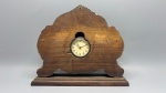 RELÓGIO - Relógio de mesa antigo com elegante caixa em madeira nobre recortada em estilo Art Déco, assente sobre base retangular plana. O mostrador circular, assinado pela suíça Oris, possui fundo claro, algarismos arábicos em destaque e ponteiros finos. Peça charmosa com belas linhas decorativas e pátina original de época. Med. 23x27x6 cm. Não testado e sem garantia.