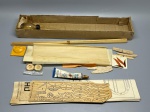 COLECIONISMO - Kit de aeromodelismo antigo para montagem do clássico Piper Cub (Super Cruiser), fabricado pela tradicional Casa Aero Brás (São Paulo). O conjunto é completo e original de época, acondicionado na caixa em papelão original com rótulo ilustrado, contendo a planta de construção detalhada, folha de madeira balsa cortada a laser/fita (com peças numeradas), longarinas, hélice, rodas, tubinho de cola original e papéis para entelagem. Peça de colecionador em excelente estado de preservação considerando a idade.