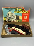 BRINQUEDO - Brinquedo clássico Expresso Fumacinha da marca Estrela (Ref. 22.41.38), composto por locomotiva metalizada movida a corda, vagão tender, vagão de carga marrom, carro "pullman" de passageiros, trilhos em seções e chaves de corda originais, tudo acomodado na caixa de papelão ilustrada de época com desgaste natural.