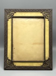 DIVERSOS - Antigo e elegante porta-retratos de mesa (32 x 26 cm) estruturado em madeira, com sofisticada moldura adornada em metal trabalhado com motivos vegetalistas em relevo e refinadas placas internas segmentadas em marfim, contando com suporte traseiro articulado original.