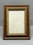DIVERSOS - Elegante porta-retratos de mesa (25 x 19 cm) com estrutura em madeira trabalhada, destacando moldura chanfrada com detalhes dourados em relevo e frisos ornamentados, contando com verso revestido em veludo preto e suporte traseiro articulado original.
