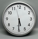 RELÓGIO - Relógio de parede Quartz com 30 cm de diâmetro, apresentando design moderno e minimalista com moldura circular, mostrador branco de fácil leitura com grandes algarismos arábicos pretos, ponteiros clássicos e mecanismo à pilha com suporte traseiro para fixação.