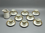 PORCELANA - Conjunto de porcelana composto por jarra (com fio de cabelo e altura maior que 12 cm) e oito xícaras com seus respectivos pires, decorados com elegantes faixas douradas na borda. Marcas do tempo e de uso.