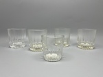 DEMI CRISTAL - Conjunto de 5 copos de demi cristal transparente para whisky ou água, trabalhados com lapidação geométrica em relevo na base e fundo espesso (sendo 4 copos maiores e 1 copo menor).