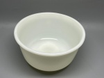 OPALINDO - Antiga tigela / bowl em vidro opalino branco (tipo milk glass) para batedeira, com marca em relevo na base "Hamilton Beach, Racine, Wisconsin", medidas aproximadas de 12 x 23 cm