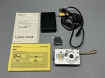 DIVERSOS - Câmera digital Sony Cyber-shot modelo DSC-HX5V, acompanhada de sua caixa original, manuais, carregador e cabos, apresentando recursos avançados como GPS, zoom óptico de 10x, gravação de vídeos em Full HD e sensor de alta qualidade. Não testada e sem garantia.