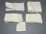 CAMA - MESA - BANHO - Lote de 23 guardanapos e peças de enxoval em tecido branco fino, com bordados delicados em crivo, rendas artesanais e barras trabalhadas, ideal para colecionadores e composição de mesas postas clássicas. Marcas do tempo e de uso.