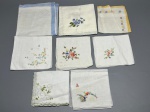 CAMA - MESA - BANHO - Grande lote de lenços femininos vintage em tecido fino (cambraia de algodão e linho), com acabamentos variados que incluem bordados manuais com motivos florais, estampas temáticas (florais, notas musicais, borboleta e ilustração de cãozinho), barrados rendados, festonados e monogramas. Peças variadas e delicadas, apresentando marcas do tempo e manchas amareladas de guarda.