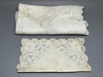 CAMA - MESA - BANHO - Grande toalha de mesa em renda artesanal (aproximadamente 260x160 cm), com ricos detalhes de trabalhos manuais e bordados vazados, acompanhada de 6 guardanapos coordenado. Ambas as peças apresentam marcas do tempo e manchas amareladas de guarda.