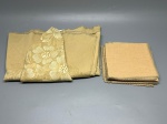 CAMA - MESA - BANHO - Lote composto por toalha redonda em linho muito fino e quase transparente (190 cm) com delicados motivos florais estilizados em tom sobre tom e barra com acabamento em renda, acompanhada de seis guardanapos coordenados com o mesmo acabamento nas bordas. As peças apresentam marcas do tempo e manchas amareladas de guarda.