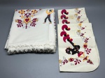 CAMA - MESA - BANHO - Lote composto por toalha de mesa (280x160 cm) em tecido leve com estampa decorativa colorida de figuras humanas em trajes tradicionais e motivos florais, arrematada com barra em franja trabalhada, acompanhada de seis guardanapos coordenados com estampa do galo típico e detalhes florais. As peças apresentam marcas do tempo e manchas amareladas de guarda.