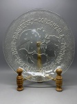 DEMI CRISTAL - Lote de prato decorativo, decorado com nomes e formas de queijo e frutos. Med. 4x30 cm.