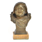 Escultura menino 12 cm.
