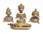 Conjunto escritório austríaco em bronze 5 peças 3 com restauro alturas 17, 15 e 16 cm.