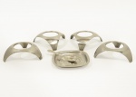 Conjunto com 4 porta ovos e saleiro e colher em metal 3 cm de altura x 3,5 cm diâmetro.
