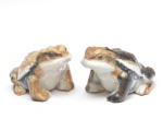 Par de sapos em porcelana altura 4,5 x 5 x 7,5 cm.