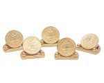 Conjunto com 5 placement em metal dourado quarto de dollar