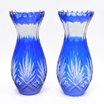 Par de vasos em cristal polonês na cor azul um com bicado na borda altura 19 cm.