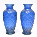 Par de vasos em vidro na cor azul um altura 20 cm.