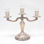 Candelabro em metal banhado a prata com marcas do fabricante. Altura ????????