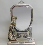 ELEGANTE ESPELHO PARA BANCADA EM METAL PRATEADO, BANHO ORIGINAL. ESTILO ART NOUVEAU. REPRESENTANDO G