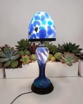 RAVAGNANI - (Brasileiro 1962 - Ativo) - Belíssima - Luminária de mesa em pasta de vidro multicolorida, com predominância da cor azul, decorada com motivos geométricos, cúpula estilo cogumelo, acabamento em metal. Medidas:  Alt. 60 x 20 cm.