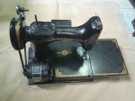 Antiga e rara maquina de costura de viagem, da marca; "SINGER" Americana,  acompanhar a caixa original.Medidas da caixa: Alt. 28 x 36 cm. Maquina Alt. 24 x 26 cm Aberta 40 cm.