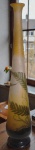 ÉMILE GALLÉ (FRANÇA, Circa 1900). Belíssimo Vaso Art Nouveau de coleção em pasta de vidro acidado decorado com figuras florais em cameoglass no tom verde sobre fundo na cor âmbar. Assinado (em ótimo estado de conservação, peça para colecionador exigente). Medidas: Alt. 71 X 14 cm.